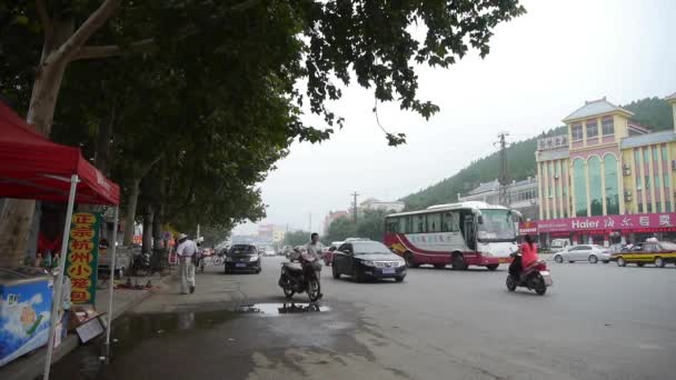 Çin-Ağu 08, 2017: Kentsel şehir işlek yol trafik, sokaklarda, timelapse yürüyüş yayalar. — Stok video
