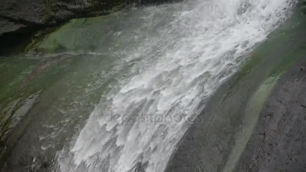 Waterval op kliffen in de bergen, uitmondend in vijver meer. — Stockvideo