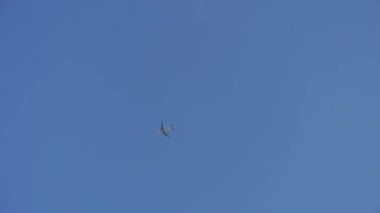 uçak uçak gökyüzünde uçan.