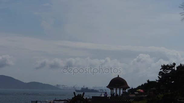 Hermoso paisaje costero y puerto portuario.Cruceros barcos en la superficie del agua del océano — Vídeos de Stock