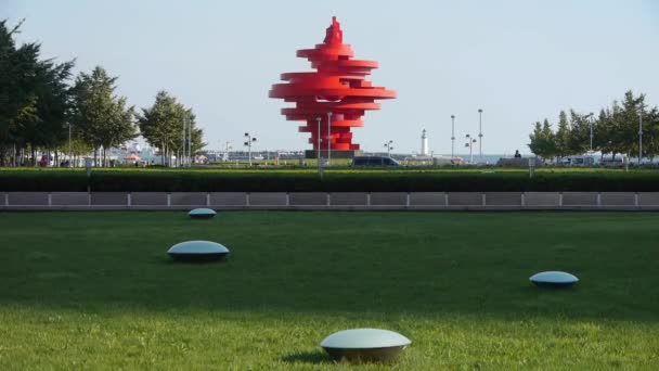 Çin-Eyl 08, 2017:Red meşale heykel, yeşil çim ve deniz feneri. Bu kamusal alanlardaki eserlerinden arama — Stok video