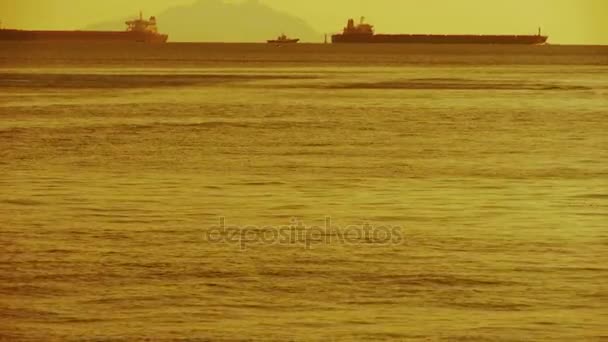 Kolsyrat vattenytan och fartyg skepp, horisont, skyline, guld. — Stockvideo