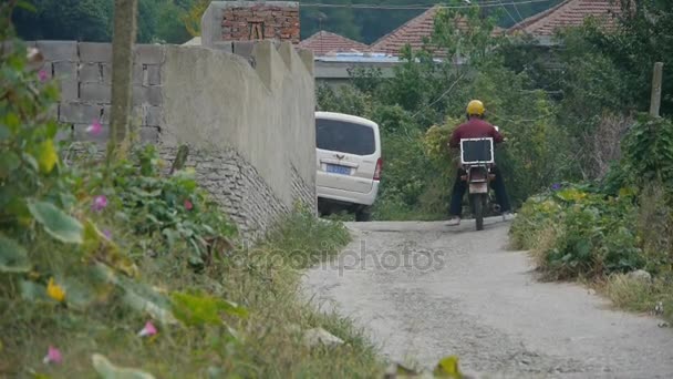 Cina-Ott 08,2017: Moto che viaggia su strada di campagna . — Video Stock