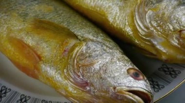 Lezzetli Croaker balığı tabakta. Balıkçılık..