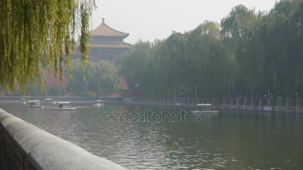 Plavbu lodí, lodě jachty na lake.willow na řece v Pekingu zakázat — Stock video