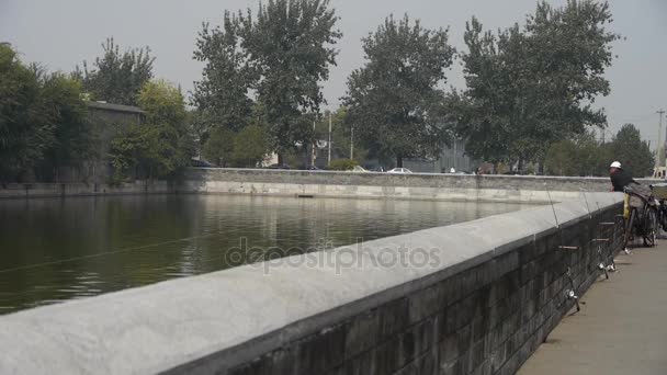 Китай-Sep 08,2017: Рыбалка на сверкающем озере, опирающемся на забор в Запретном городе Пекин . — стоковое видео