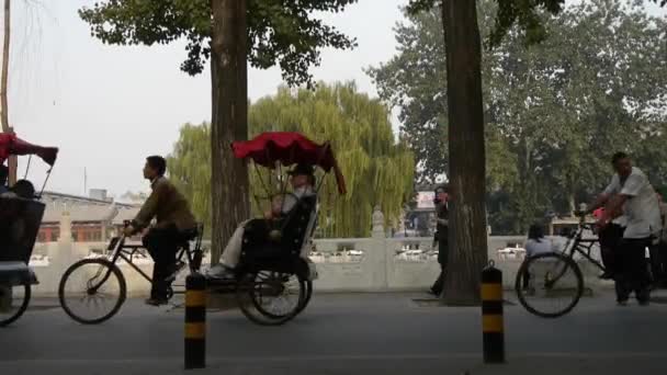 China-Sep 08,2017: Triciclo que transporta turistas que hacen turismo en la gira por el callejón del hutong de los árboles de Beijing . — Vídeo de stock