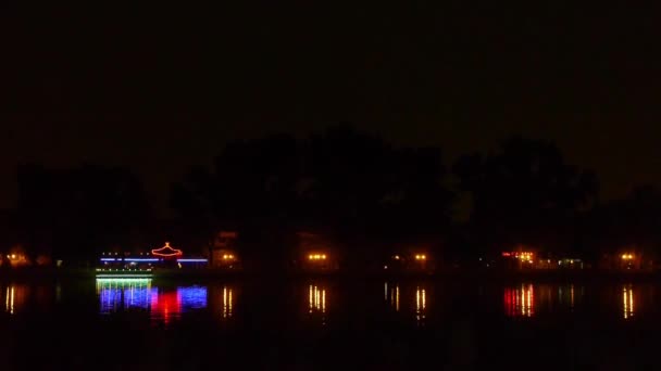 Reflection on lake with splendid China ancient architectural lighting. — Stock Video