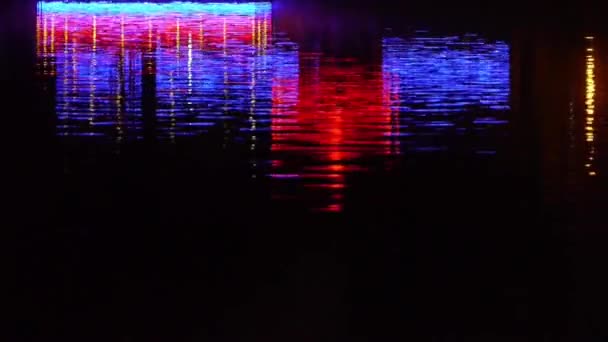 Refleksja nad jeziorem z pięknym oświetleniem. — Wideo stockowe