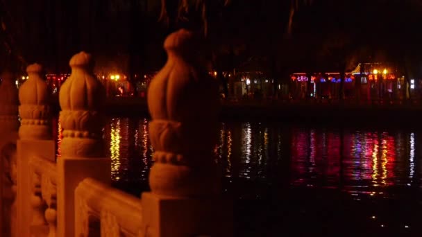 Rive de balustrades en pierre. réflexion sur le lac avec splendide Chine ancienne architec — Video