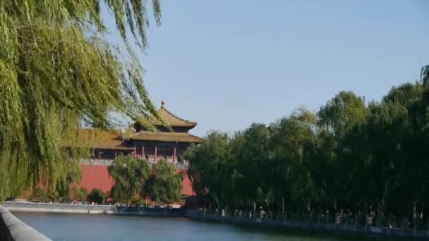 Čínské starobylé budovy tower & Vrba spoléhání se na řece v Pekingu zakázáno — Stock video