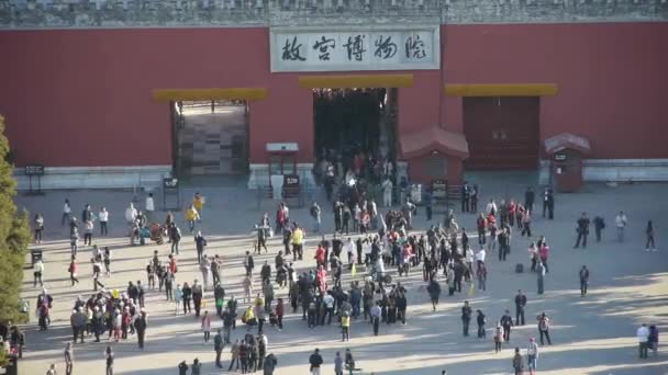 China-Sep 08,2017:Many tourists people at China ancient architecture Beijing Forbidden City entra — Stock Video