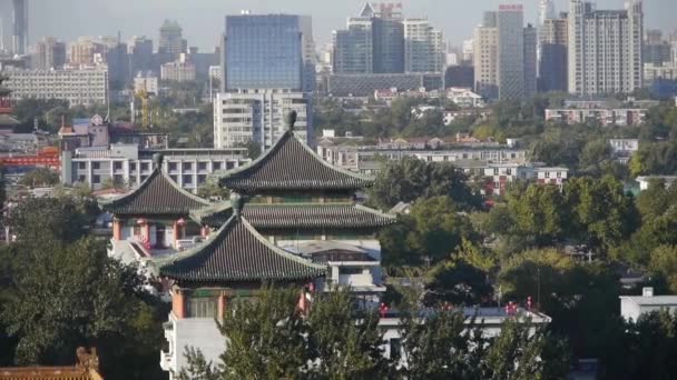 Panorámica de la arquitectura de la torre antigua de China y edificio urbano de gran altura.jalá — Vídeos de Stock