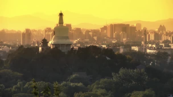Панорамный вид на парк Бейцзин Бейхай Белая башня и мегаполис высотного здания — стоковое видео