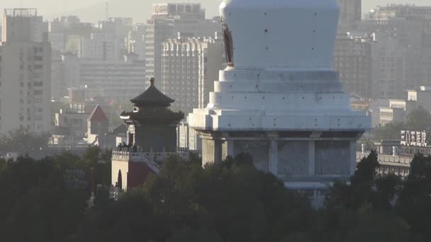 Panoramablick auf den BeiJing BeiHai Park Weißer Turm & Metropolhochhaus — Stockvideo