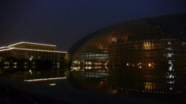 Çin-Eyl 08, 2017:Beijing Çin Ulusal Grand tiyatro akşam Zen, göl su yansıması