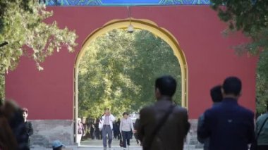 Çin-Ekim 08, 2017:People yürümek selvi ağaçları park Çin Pekin kırmızı kapı eski binalar.