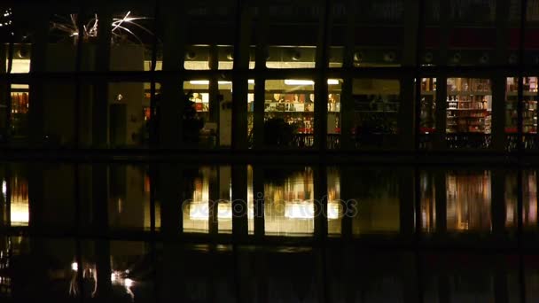 BeiJing China Gran Teatro Nacional en reflexión en el agua del lago por la noche nig — Vídeo de stock
