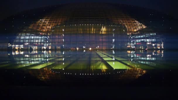 BeiJing China National Grand Theatre у рефлексії на озерній воді увечері. — стокове відео