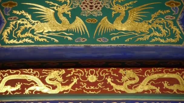 Muhteşem boyanmış kirişler. Çin Pekin antik mimarisi.. — Stok video
