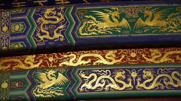 Nádherné malované vyřezávané nosníky trámů.Čína Peking starověké architektury. — Stock video
