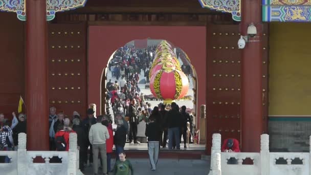 China-Oct 08.2017: Turister på rød dør, kinesisk rød lanterns.Kinas gamle arkitektur – stockvideo