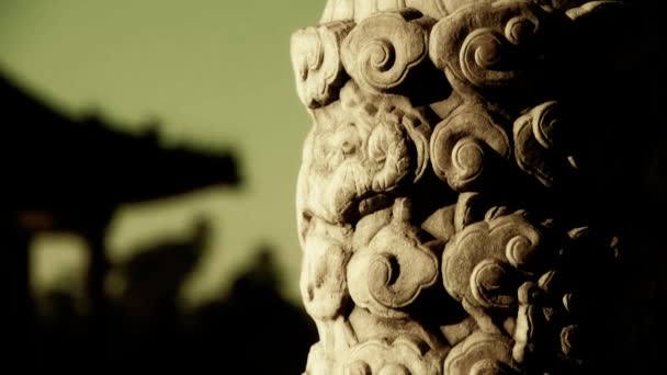 Close-up stenen pilaren gesneden sculptuur & Wolk patroon.Chinese oude buildin — Stockvideo