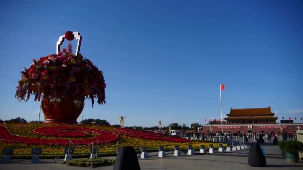 China-Oct 08,2017: splendidi cestini pieni di fiori nel cielo azzurro.Piazza Tienanmen Pechino soleggiata . — Video Stock
