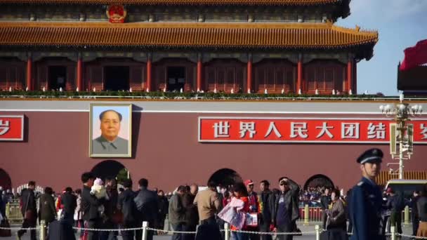 China-Sep 08,2017: MaoZeDong retrato y eslóganes en Beijing Tiananmen Square, turista chino en Stree — Vídeo de stock