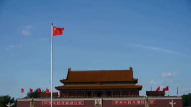 Çin-Eyl 08, 2017:Chinese kırmızı bayrak rüzgârda çırpınıyor. Çin Pekin Tiananmen Meydanı plaza.