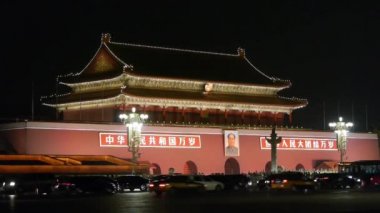 Çin-Eyl 08, 2017:Beijing Tiananmen Meydanı'na gece, Bustling sokak trafik. Çin siyasi merkezi.