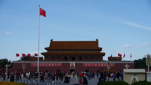 China-Sep 08,2017: Retrato de MaoZeDong en la Plaza Tiananmen de Beijing, turista chino en la calle, traffi — Vídeo de stock