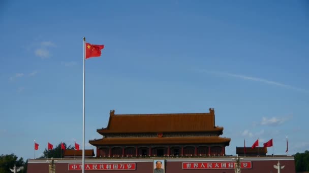 중국 9 월 08, 2017:Chinese 붉은 깃발은 바람에 빨라. 중국 베이징 천안문 광장. — 비디오