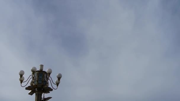 China-sep 08.2017: kran-reparateur wartung der Peking tiananmen straßenbeleuchtung überwachungskamera — Stockvideo