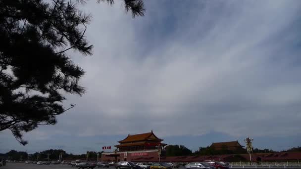 Peking Tiananmen Square napos felhő jelenet, nyüzsgő Chang 'an Street, forgalom. — Stock videók