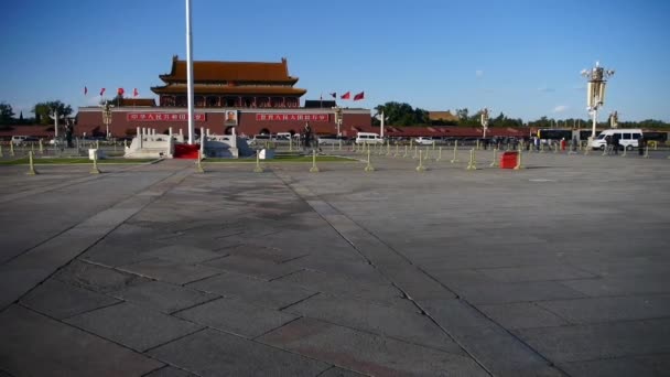 Çin-Eyl 08, 2017:Beijing Tiananmen Meydanı güneşli, Bustling geniş plaza Street, trafik. — Stok video