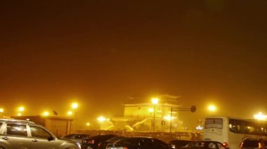 Çin-Eyl 08, 2017:Beijing gece sahne ve yoğun trafik bina eski.