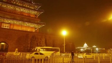 Çin-Eyl 08, 2017:Beijing gece sahne ve yoğun trafik bina eski.