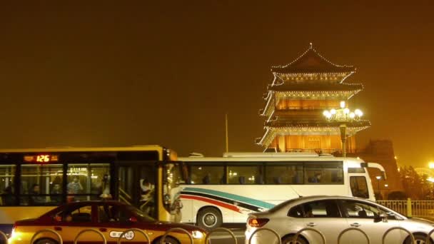 Chine-Sep 08,2017 : Beijing ancienne scène de nuit de bâtiment & trafic achalandé . — Video