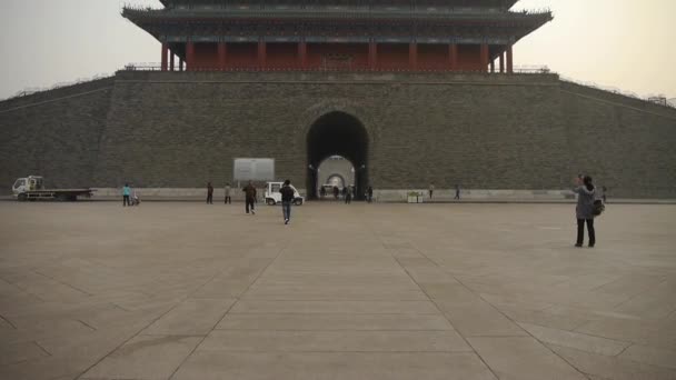 China-Sep 08,2017: China Beijing antigua torre de la puerta de la ciudad y el arco, magnífico palacio . — Vídeo de stock
