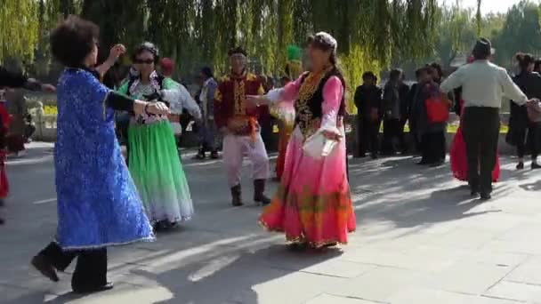 China-Sep 08.2017: uyghur dancer under sun . — Stok Video