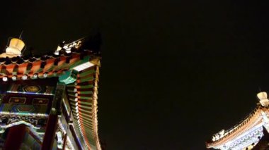 Çin Pekin antik mimari pavyonları havuz suyuna yansıyor.