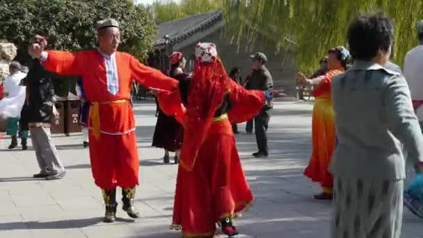 Çin-Eyl 08, 2017:uyghur dansçı güneş altında. — Stok video