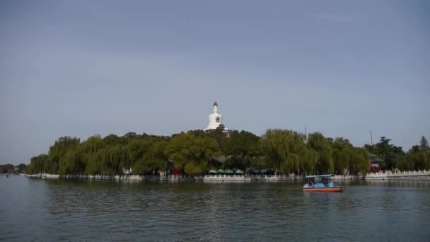 China-Sep 08, 2017:China Beijing eeuwenoude architectuur Beihai Park witte toren op wilg eiland. — Stockvideo