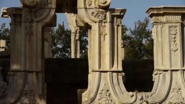 Çin Beijing Yuanmingyuan, tarih enkazı, kraliyet bahçe sütunları.