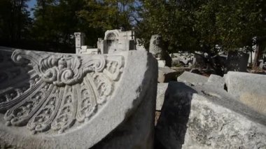 Çin Beijing Yuanmingyuan, tarih enkazı, kraliyet bahçe sütunları.