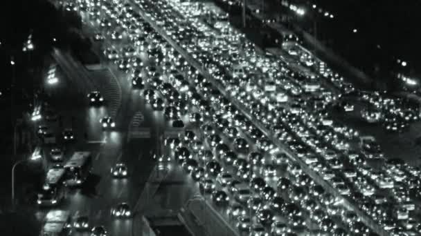 Auto's jam troepen op drukke viaduct, nacht verkeer vervuiling in de stad. — Stockvideo