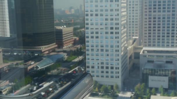 Vista aérea del tráfico de paso elevado en la ciudad, reflejar en la ventana de vidrio . — Vídeo de stock