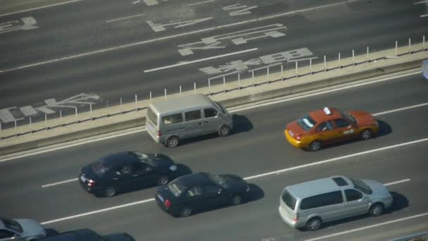 Vue aérienne du trafic de passage supérieur dans la ville. — Video