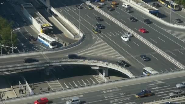 Vista aérea do tráfego de ultrapassagem de timelapse na cidade . — Vídeo de Stock
